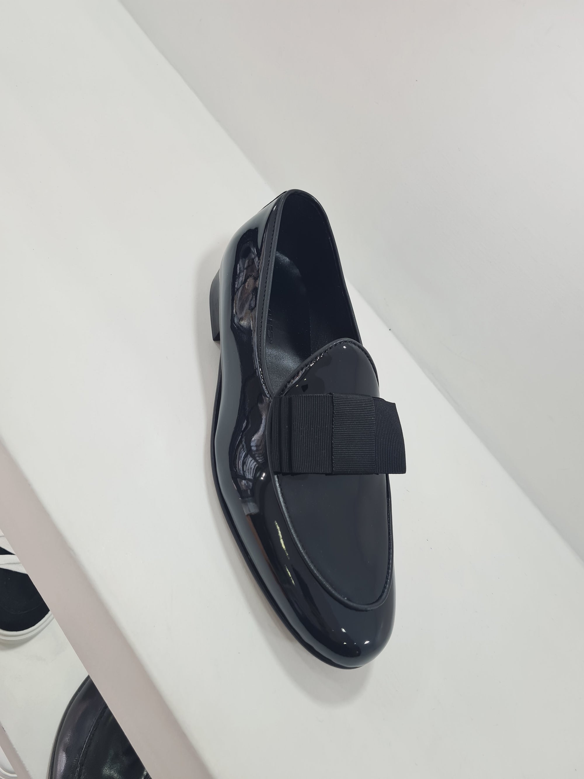 UBER ALLES - Slippers con Fiocco Vernice Nero